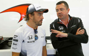 Boullier charla con Alonso, durante un gran premio de esta temporada.