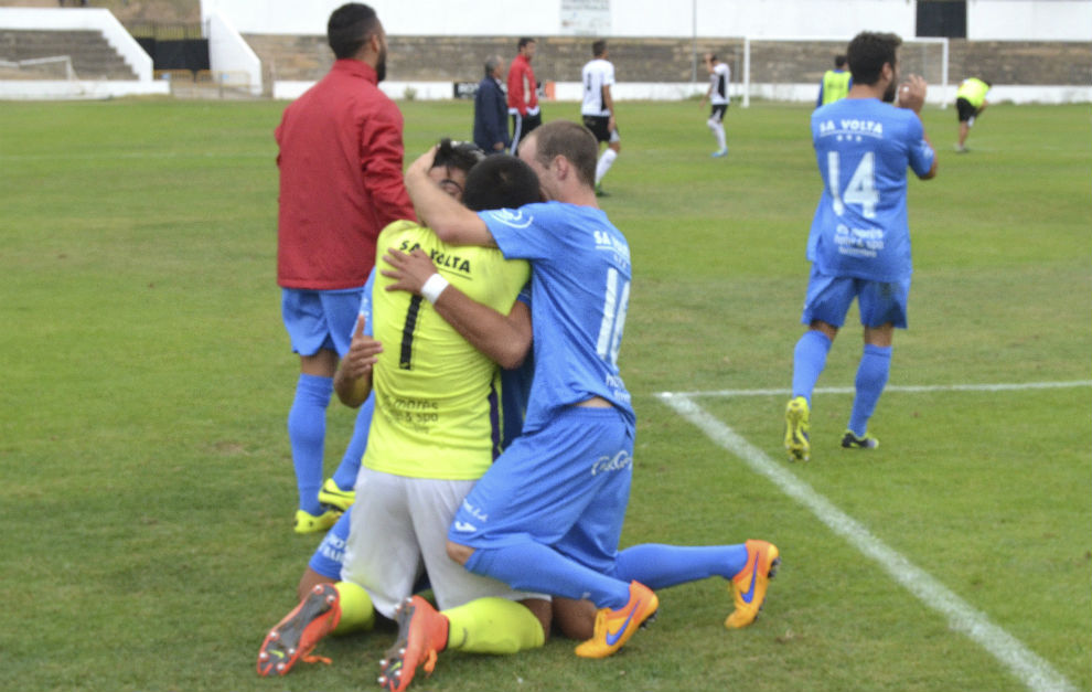 Los jugadores del Formentera celebran el pase de ronda.