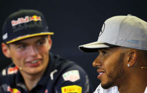 Max Verstappen y Lewis Hamilton, en una rueda de prensa de esta...