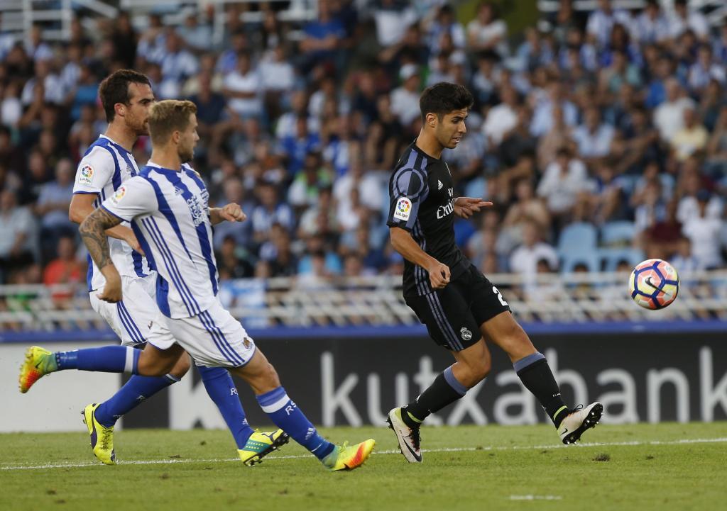 Asensio golpea el baln en su gol en Anoeta.