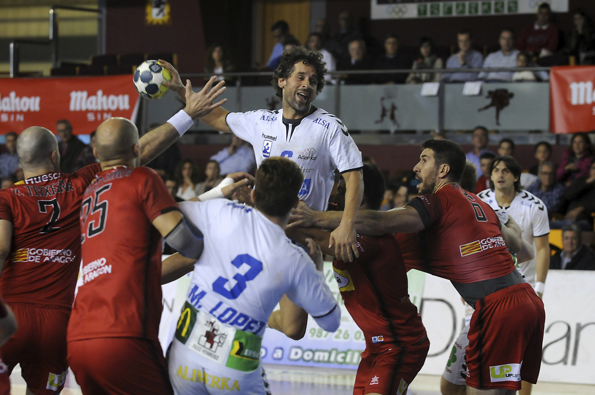 Juann Garca intenta lanzar por encima de la defensa del Huesca.