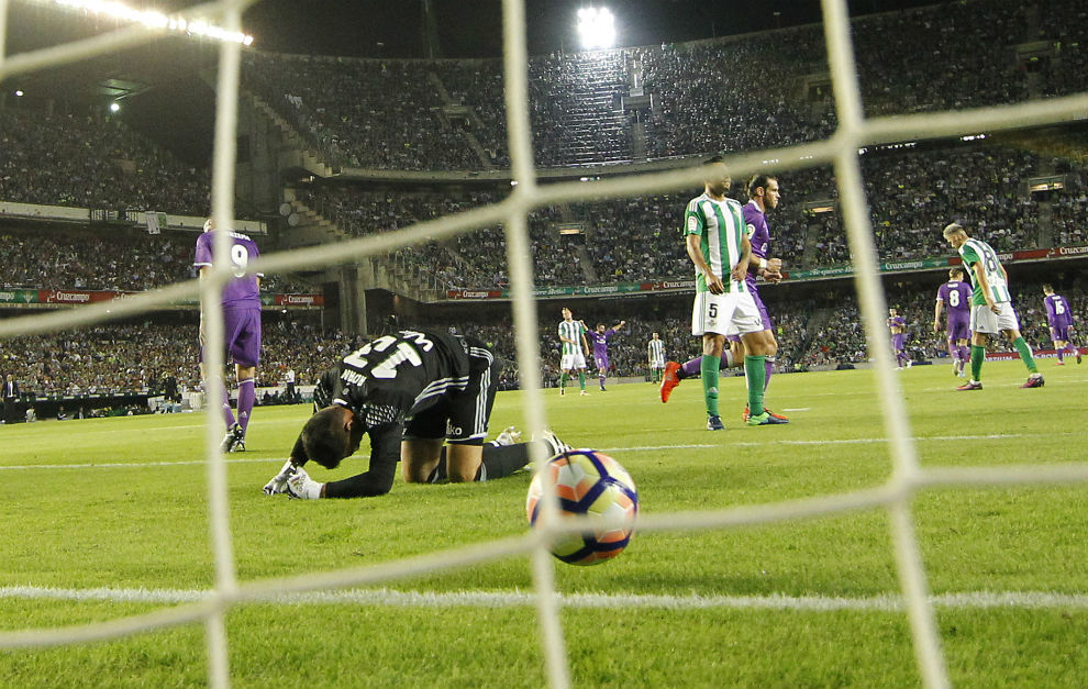 Adn se queda tirado en la hierba tras uno de los goles del Real...