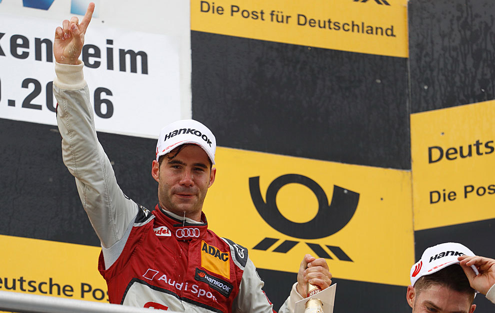 Migue Molina celebra su victoria en el podio de Hockenheim.