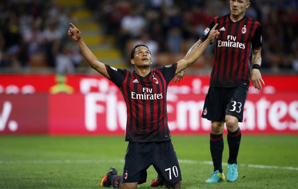 Bacca celebra uno de sus goles con el Milan.
