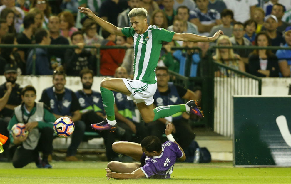 Jonas Martin salta sobre Pepe en el Betis-Real Madrid.