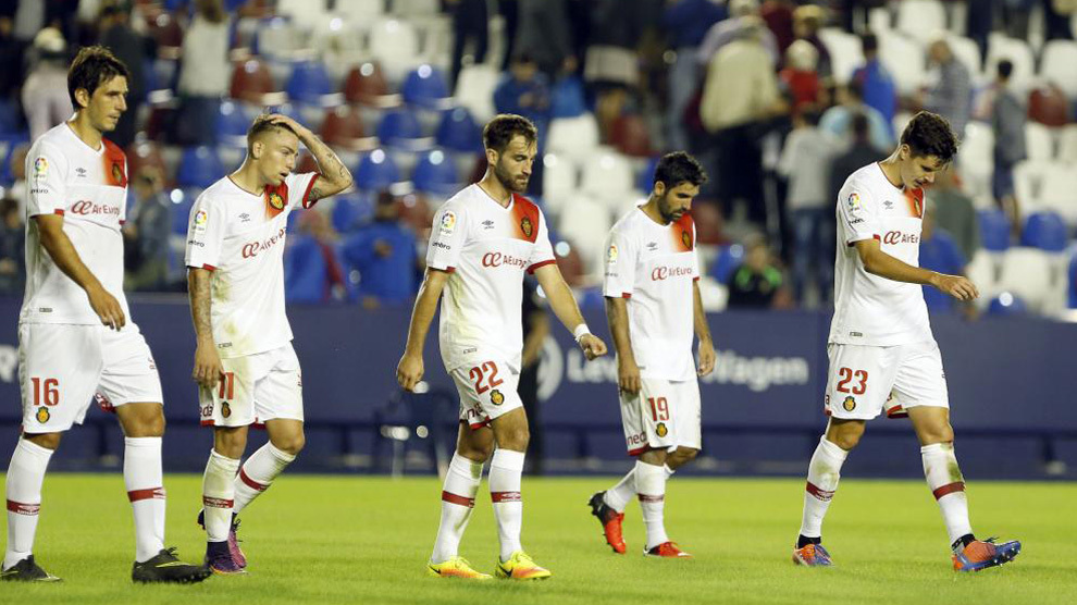 Los jugadores del Mallorca, desolados tras encajar el segundo gol...