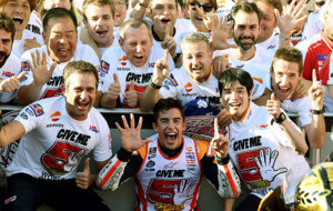 Mrquez, celebrando con su equipo la tercera corona de MotoGP, y...