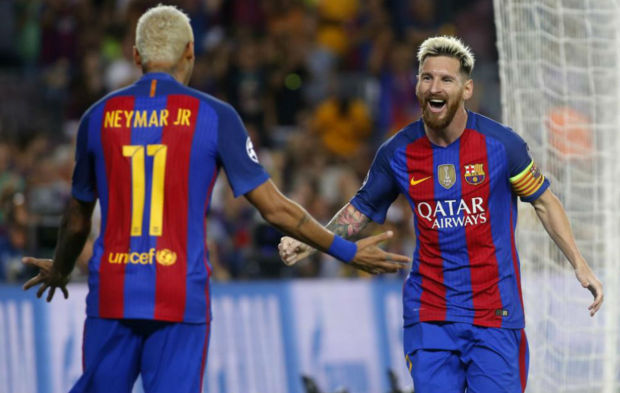 Neymar celebra un gol con Messi