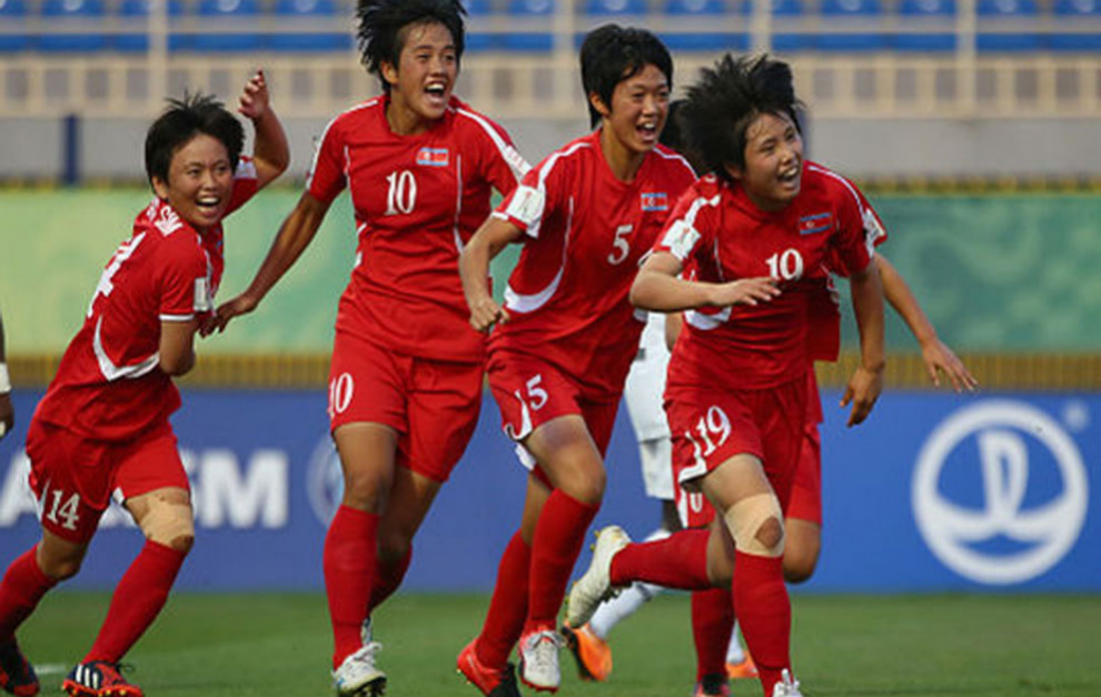 Las jugadoras de Corea del Norte celebran la victoria que les da el...