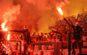 Ultras del Legia encienden bengalas en un partido de Europa League