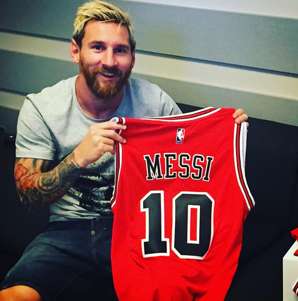 Leo Messi con su camiseta con el nmero 10 de los Chicago Bulls