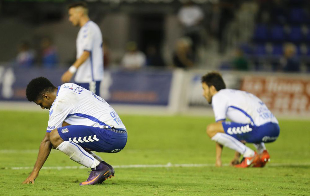 Los jugadores del Tenerife se muestran cabizbajos tras el gol del...