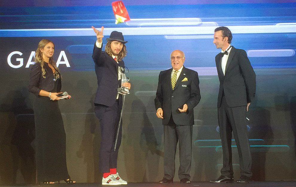 Peter Sagan agradece el premio en presencia del directivo de la UCI...