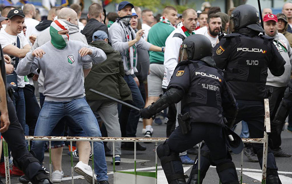 Aficionados del Legia se enfrentan en policas en Madrid.