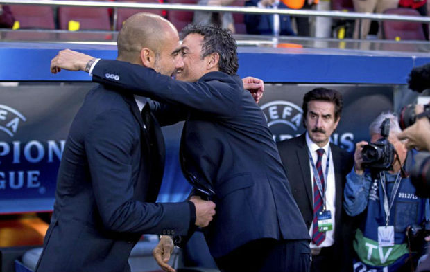 Pep Guardiola y Luis Enrique se saludan cariosamente en un...
