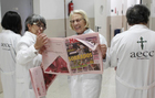 Voluntarios de la AECC con el Marca rosa en el Hospital Oncolgico de...