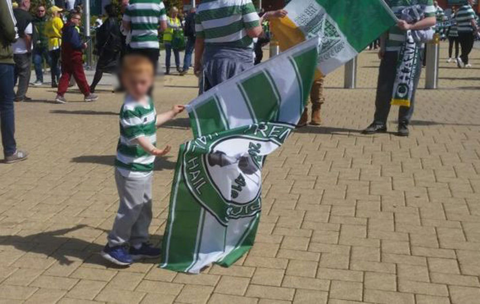 Louis Kayes, con una bandera del Celtic.