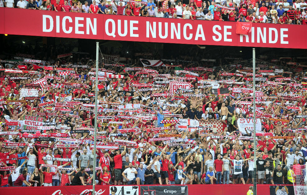 La aficin del Sevilla anima a su equipo antes de un partido.