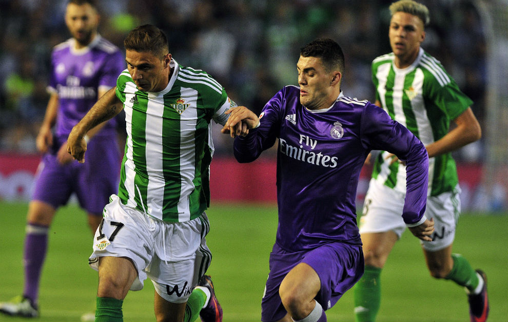 Joaqun y Kovacic luchan por un baln en el Betis-Real Madrid.