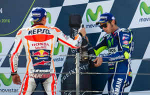 Mrquez y Rossi brindan con champn en el pasado GP de Aragn.