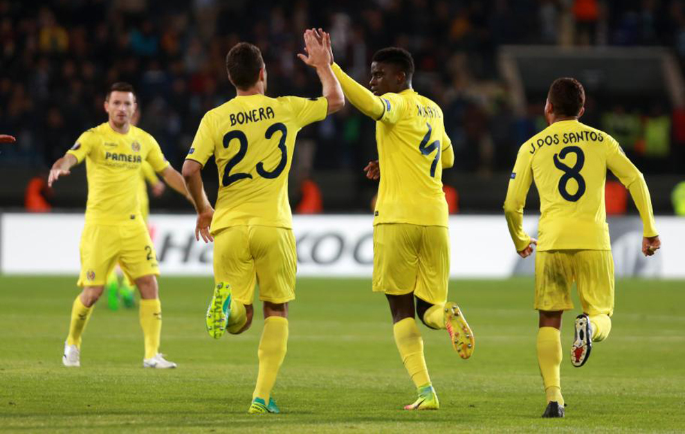 El defensor senegals del Villarreal Alfred NDiaye celebrael gol con...