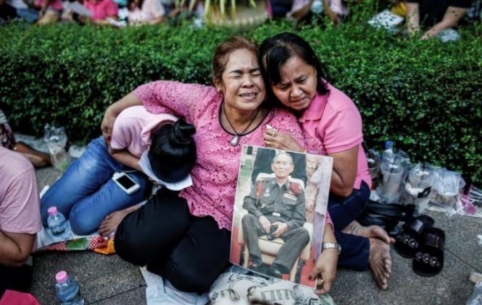 Tailandesas lloran la muerte de Bhumibol Adulyadej.