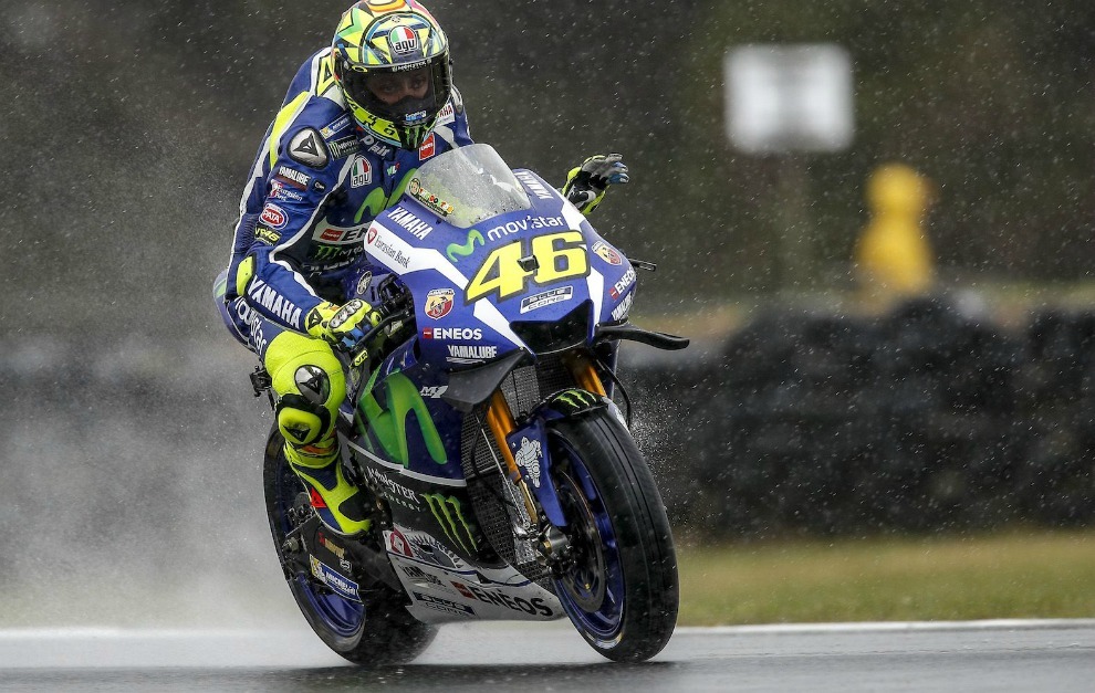 Rossi, en Phillip Island, bajo la lluvia.