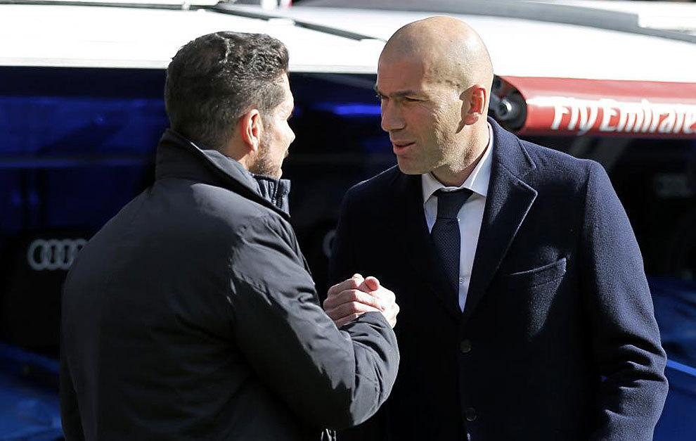 Simeone y Zidane se saludan antes de un derbi.