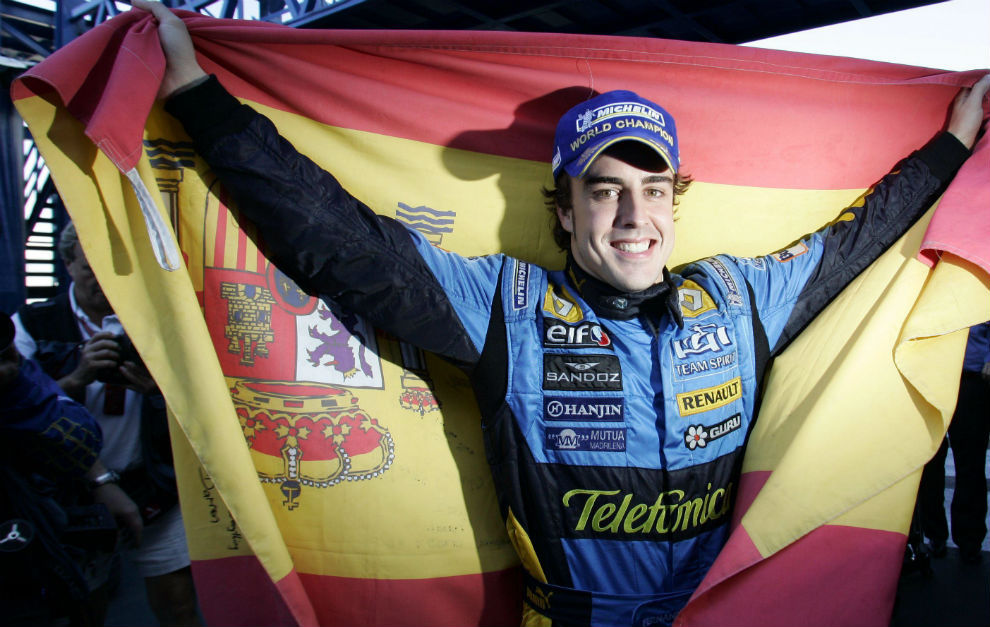 Alonso, con la bandera de Espaa celebrando el segundo ttulo.