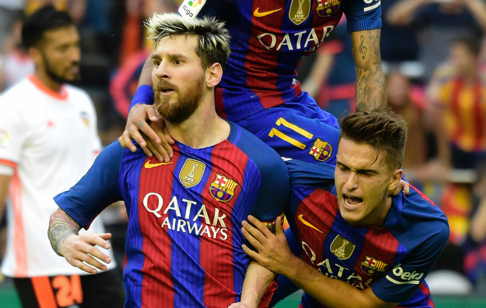 Denis, a la derecha, celebra el gol de Messi en Mestalla.