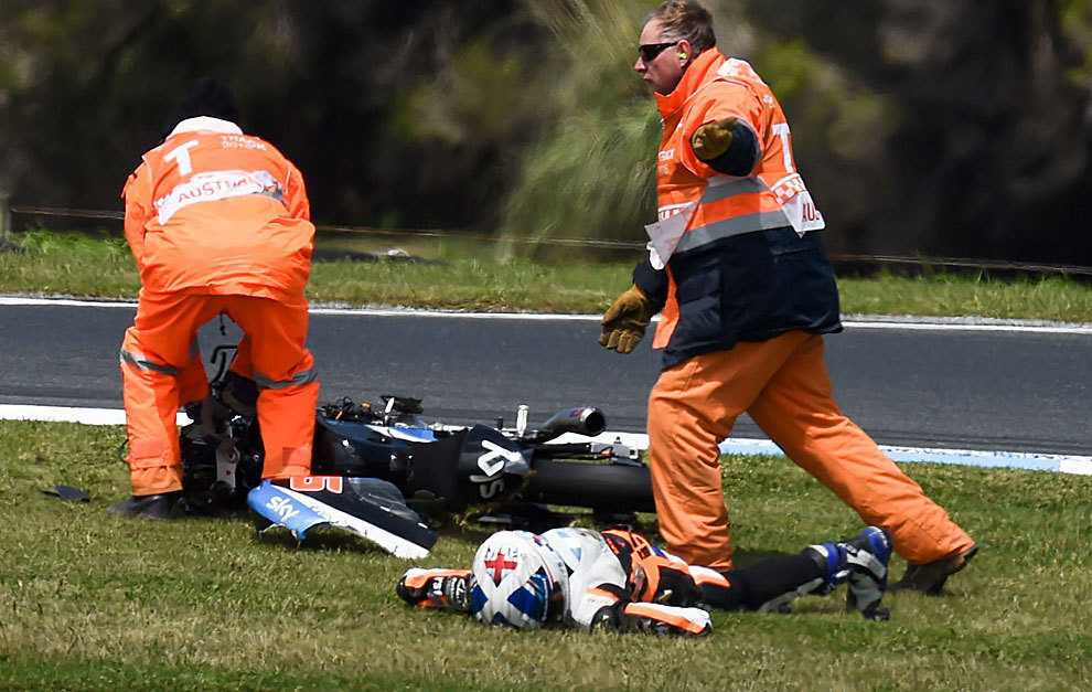 McPhee tendido en el suelo tras el accidente