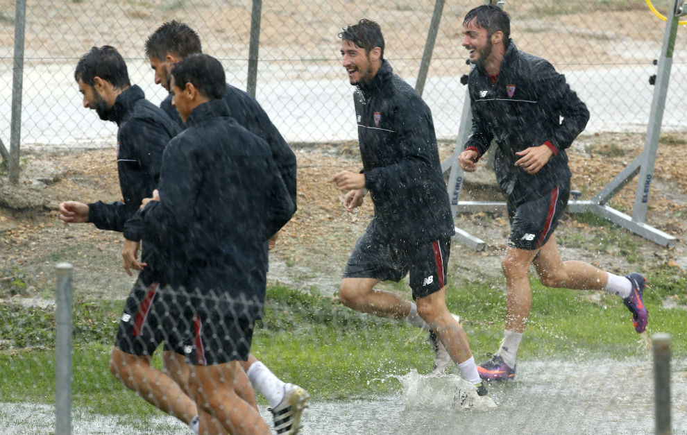Los jugadores del Sevilla abandonaron el entrenamiento por las fuertes...