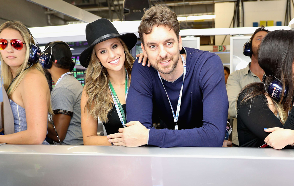 Pau Gasol poses with Catherine McDonnell