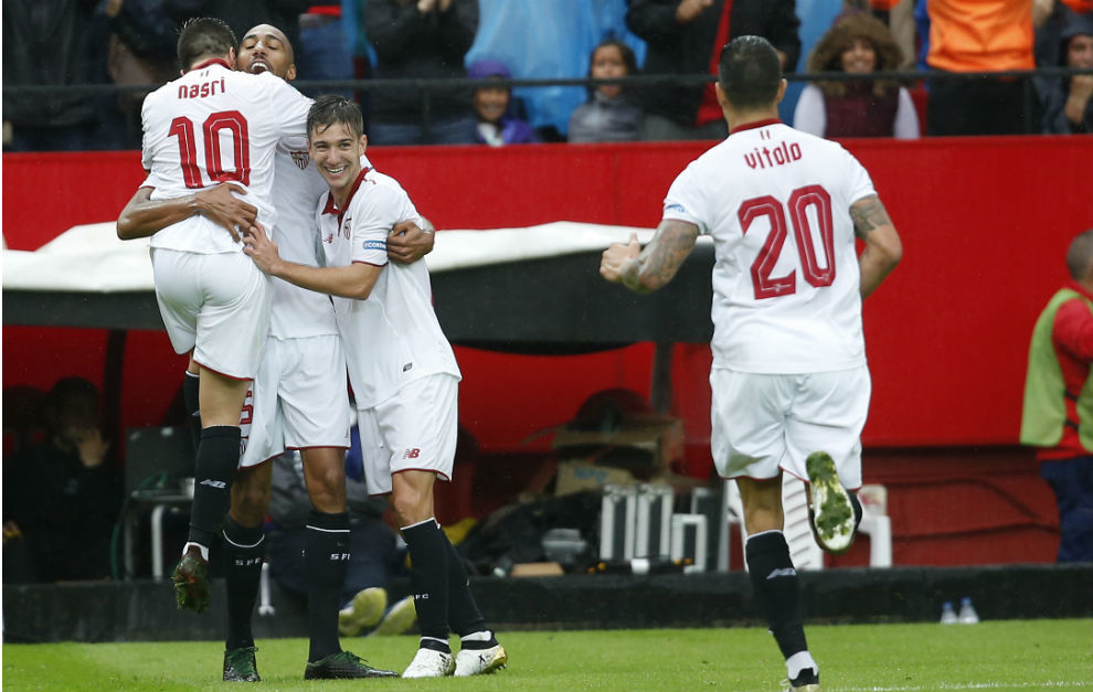Los jugadores del Sevilla celebran el gol de la victoria ante el...