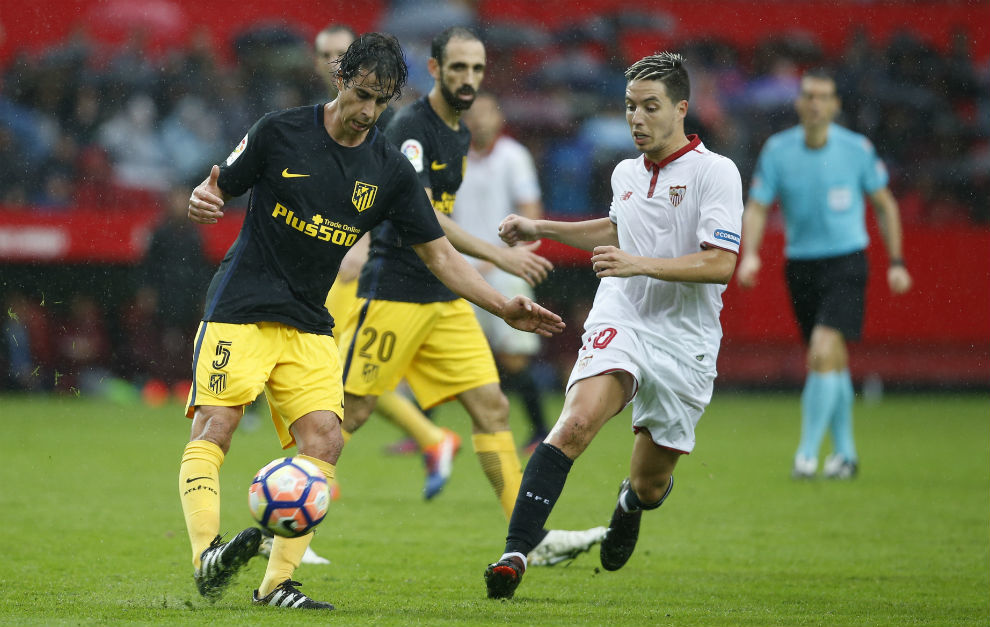 Tiago disputando un baln en el encuentro frente al Sevilla