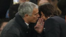 Mourinho charla con Conte despus del partido.
