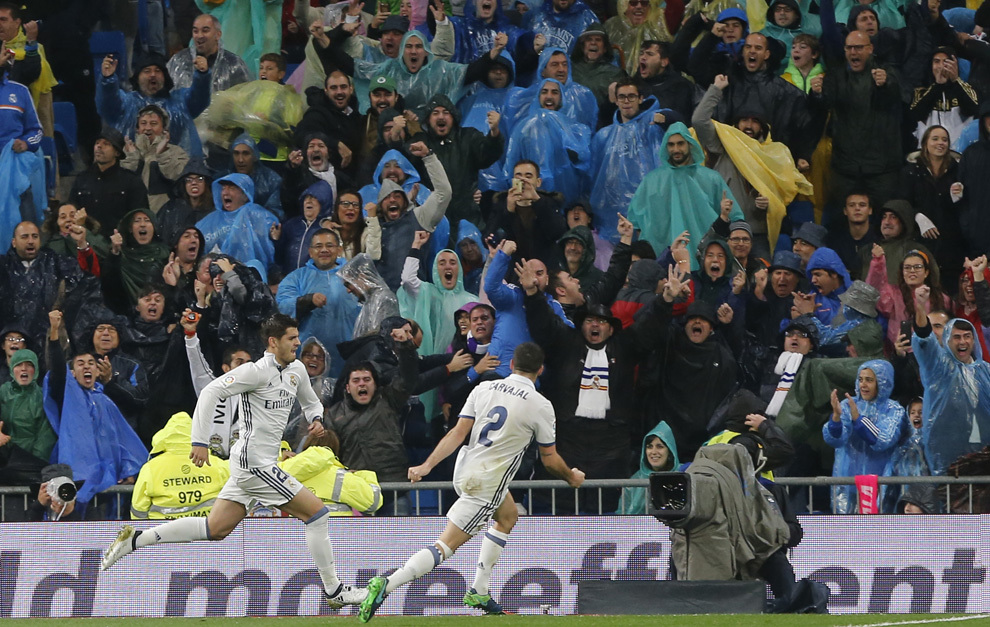 Morata corre celebrando el gol de la victoria para el Real Madrid.