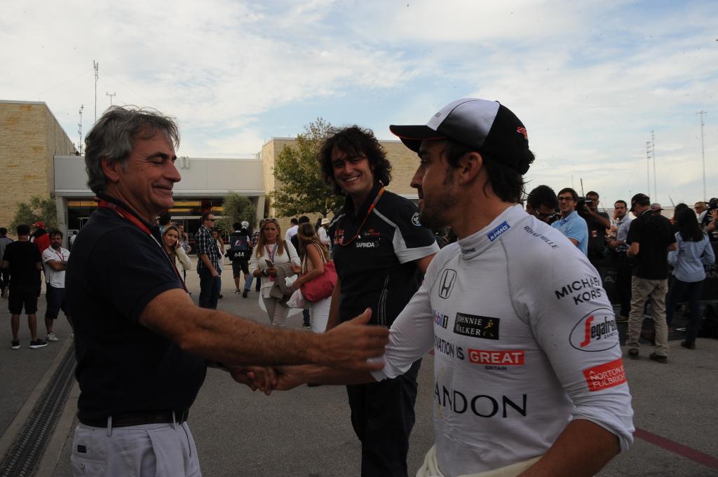Alonso y Sainz padre se saludan tras la carrera y comentan el...