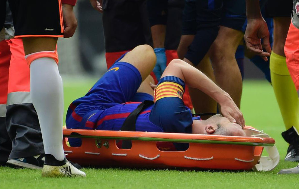 Iniesta se duele en la camilla despus de caer lesionado en Mestalla