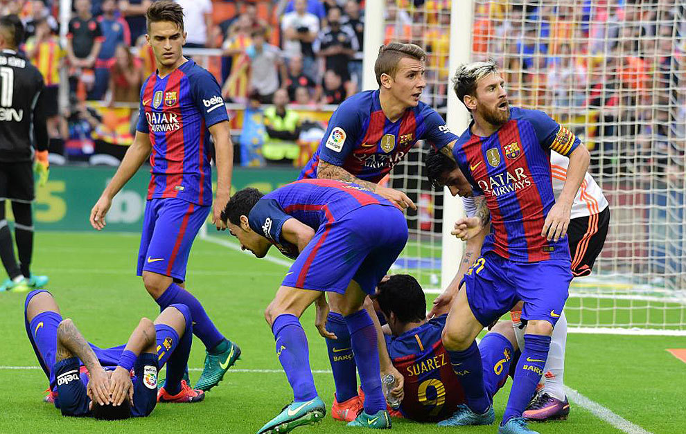 Los jugadores del Barcelona celebran el 2-3 logrado en Mestalla el...