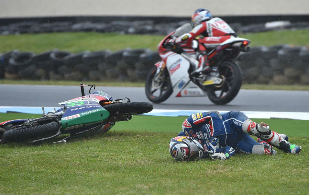 Bastianini yace en el suelo tras ser arrollado por la moto de Jorge...