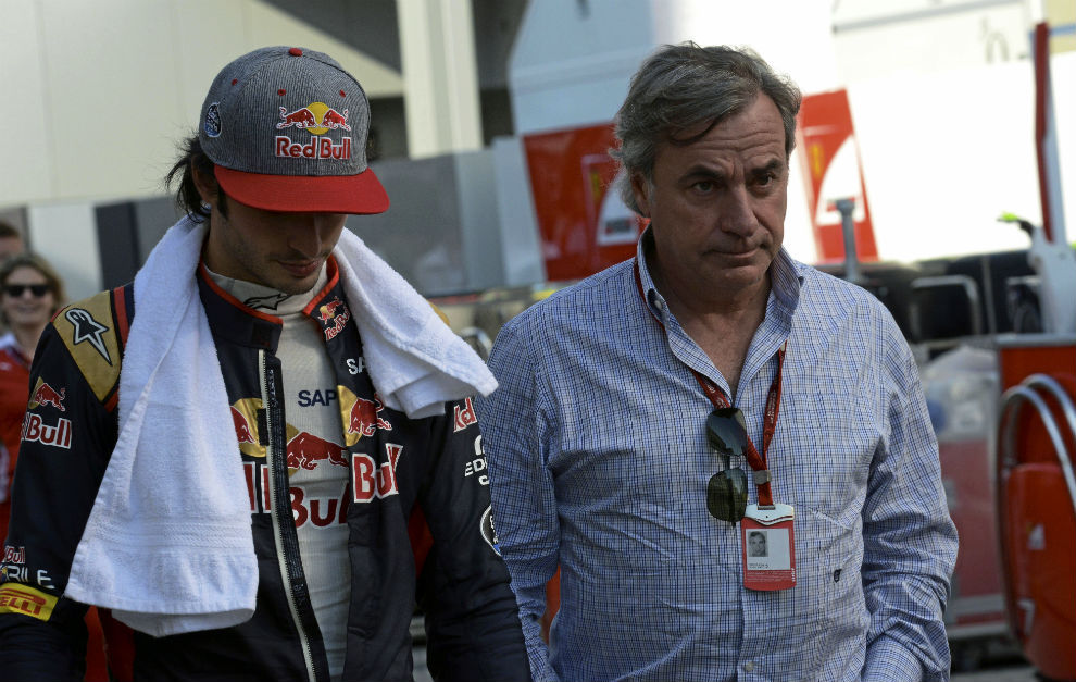 Carlos Sainz junto a su hijo durante un Gran Premio.