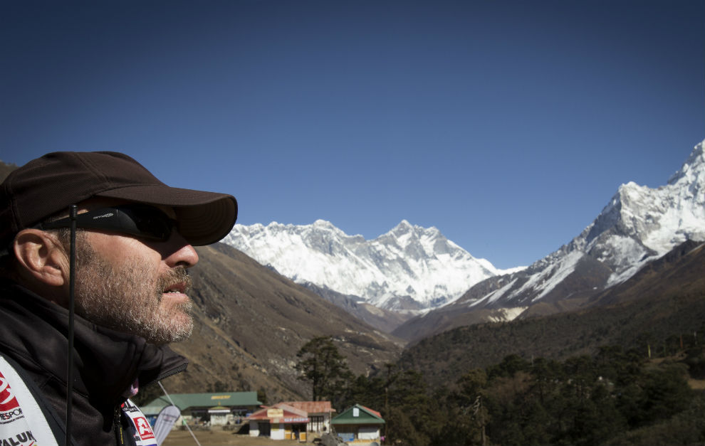 Jordi Abad, con la cordillera del Himalaya al fondo.