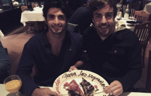 Alonso y Sainz comparte el postre de la cena despus de la carrera en...