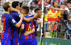 Neymar celebra el gol de Messi dirigindose a Mestalla