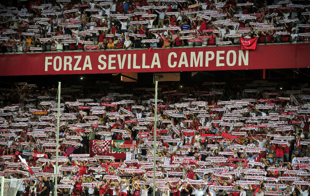 La aficin del Sevilla anima a su equipo en el Snchez Pizjun.