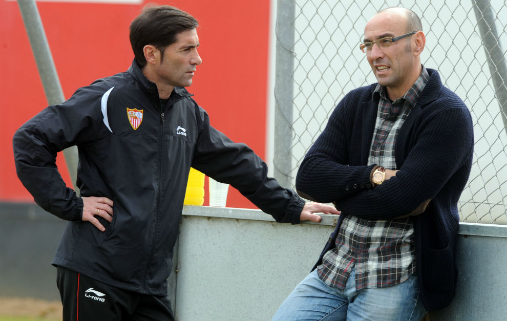 Marcelino y Monchi hablan antes de un entrenamiento en el 2011.