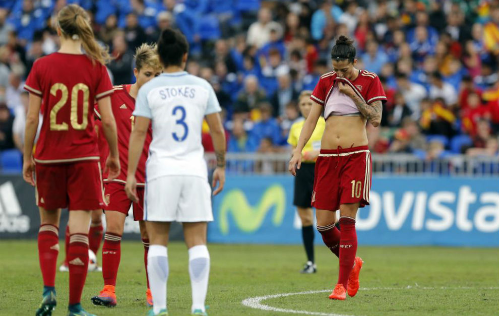 Jenni Hermoso se lamenta en un lance del partido ante Inglaterra.