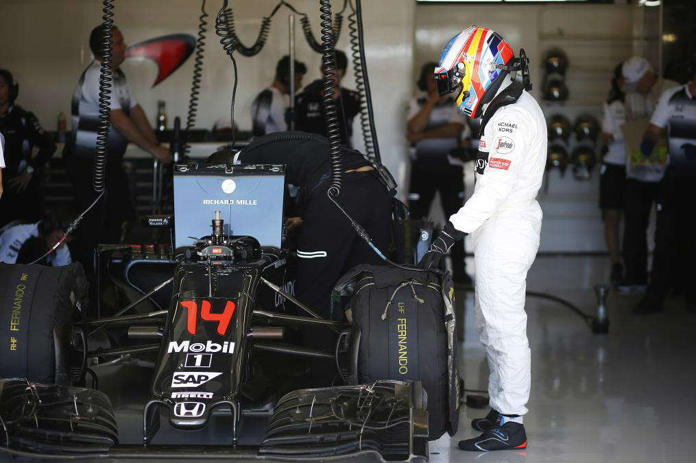 Alonso, junto al McLaren durante el pasado Gran Premio de Estados...