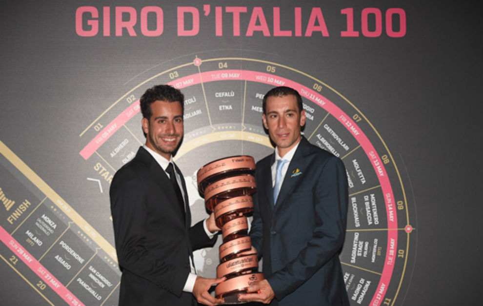 Vincenzo Nibali (derecha) junto a Fabio Aru en la presentacin del...